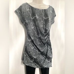 Source Unknown | color: Black and White | size: XL